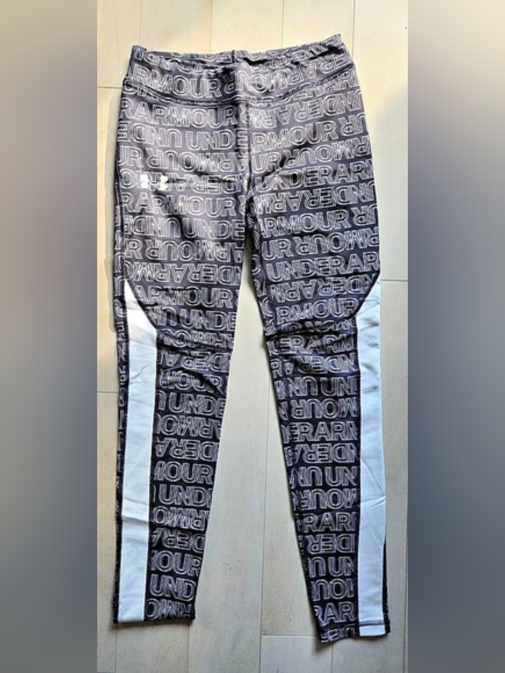 Under Armour Motion Branded Leggings Geometric Athletic Leggings in Black & Gray